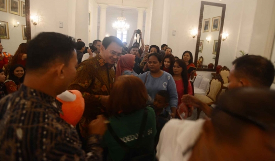 Antusiasme warga foto bareng Ahok di Balai Kota