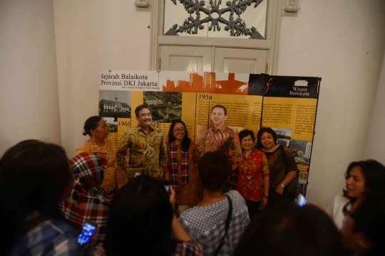 Antusiasme warga foto bareng Ahok di Balai Kota