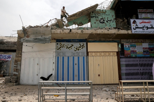 Kesibukan warga Mosul benahi rumah yang dihancurkan ISIS