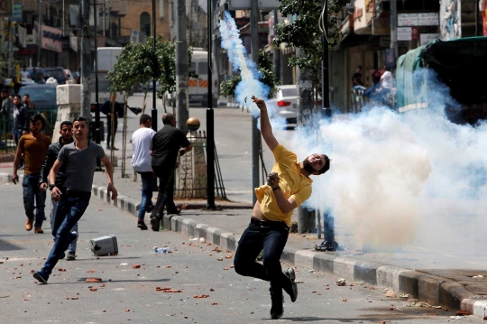 Dukung aksi mogok makan, warga Palestina & tentara Israel bentrok