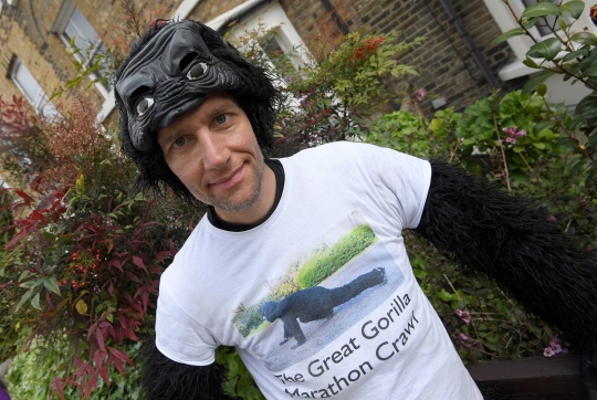 Demi amal, pria berkostum gorila ini merangkak keliling London
