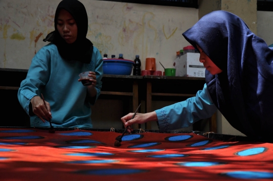 Mengintip pembuatan batik karya siswa disabilitas