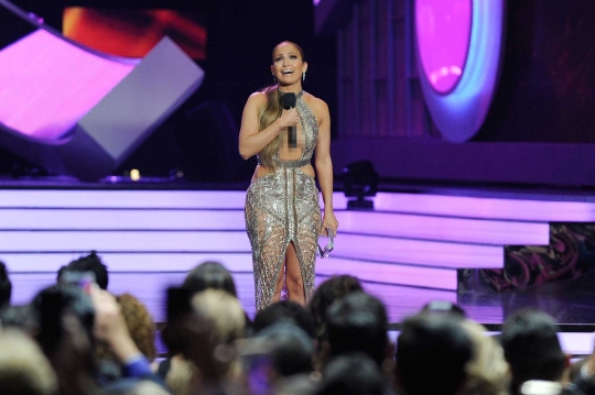 Panasnya penampilan Jennifer Lopez di Billboard Latin Music Awards