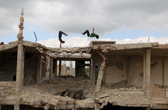 Aksi parkour para remaja Suriah di tengah bangunan bekas perang