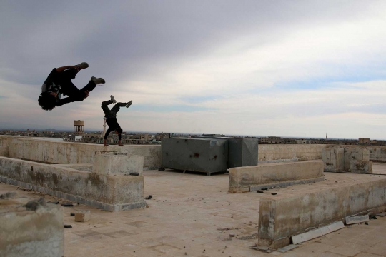 Aksi parkour para remaja Suriah di tengah bangunan bekas perang