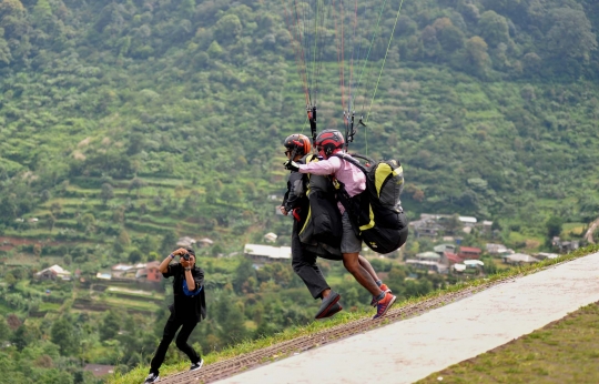 Uji adrenalin terbang dengan paralayang di Puncak