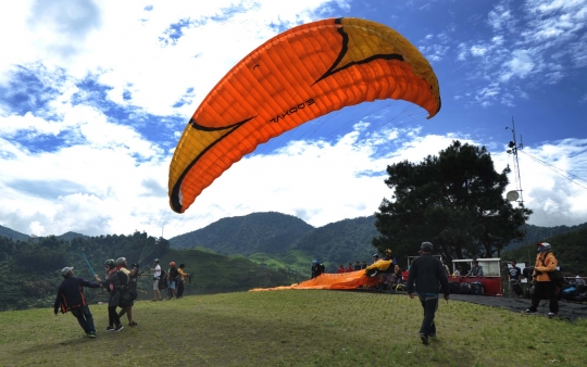 Uji adrenalin terbang dengan paralayang di Puncak