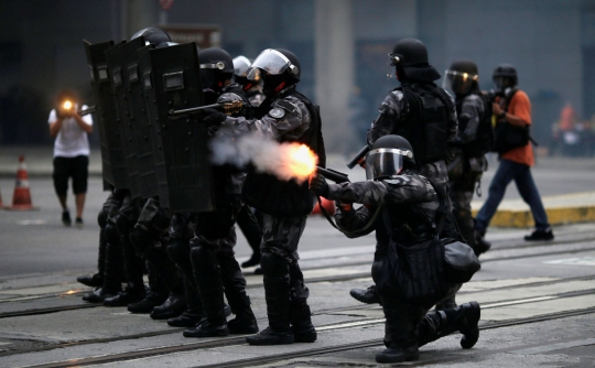Memanasnya demo di Brasil, bis dibakar dan mesin atm dirusak