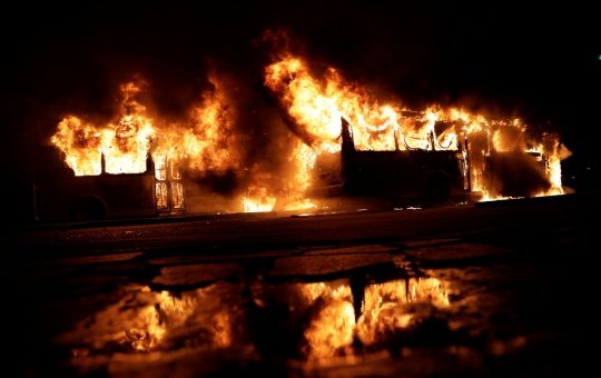 Memanasnya demo di Brasil, bis dibakar dan mesin atm dirusak