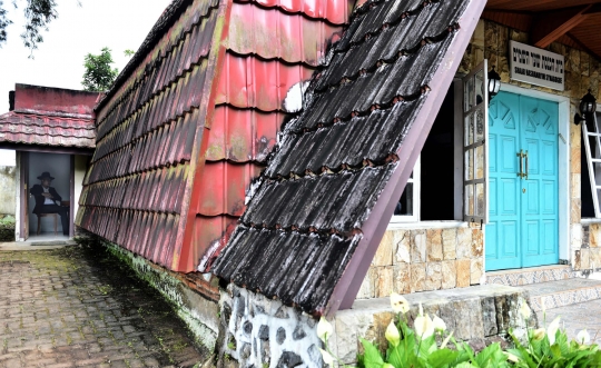 Mengunjungi rumah ibadah umat Yahudi di Tondano