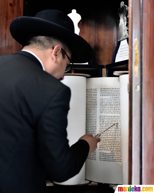 Foto : Mengunjungi rumah ibadah umat Yahudi di Tondano 