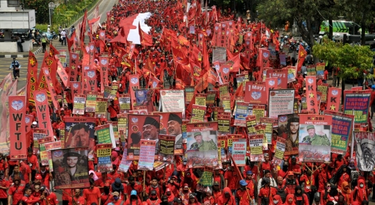 Peringatan May Day 2017, massa buruh merahkan Jalan Thamrin