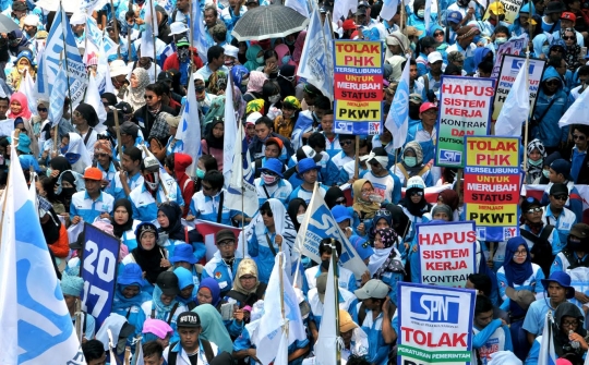 Peringatan May Day 2017, massa buruh merahkan Jalan Thamrin