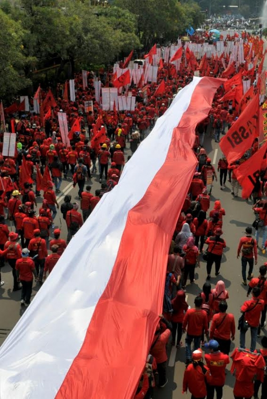 Ribuan buruh arak bendera merah putih raksasa di Jalan Thamrin