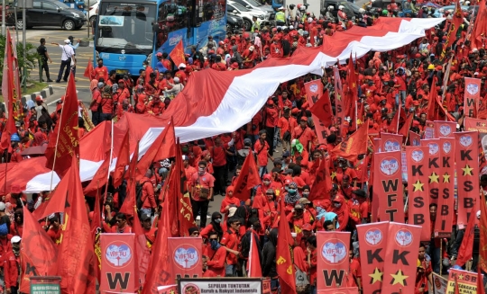 Ribuan buruh arak bendera merah putih raksasa di Jalan Thamrin
