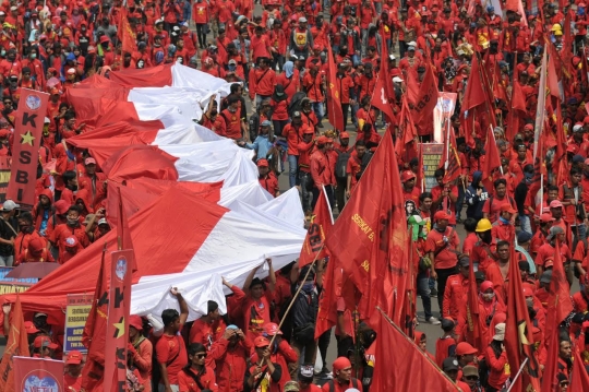 Ribuan buruh arak bendera merah putih raksasa di Jalan Thamrin