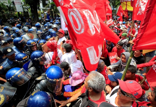Kericuhan warnai peringatan May Day 2017 di sejumlah negara