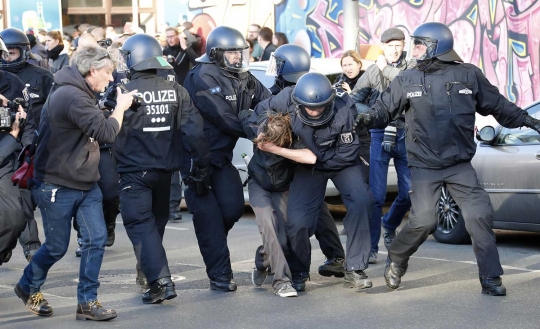 Kericuhan warnai peringatan May Day 2017 di sejumlah negara