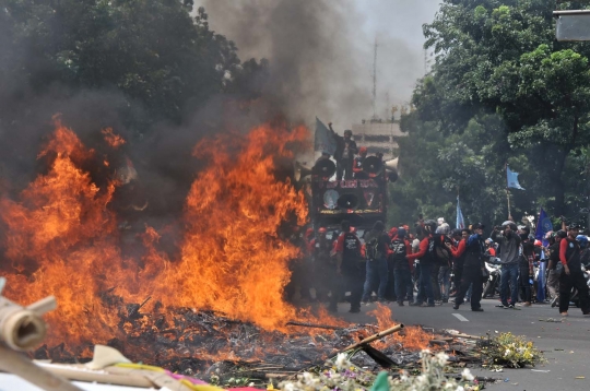 Karangan bunga api untuk Ahok-Djarot