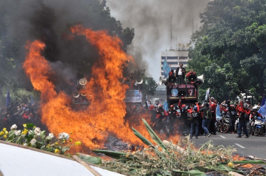 Karangan bunga api untuk Ahok-Djarot