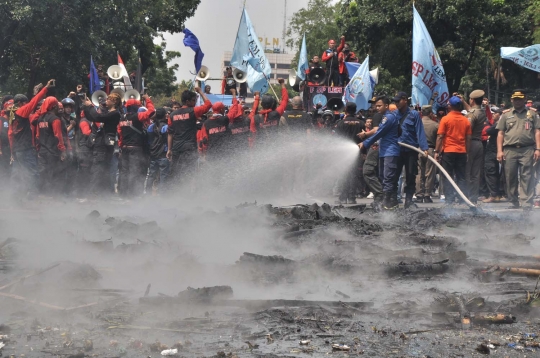 Karangan bunga api untuk Ahok-Djarot