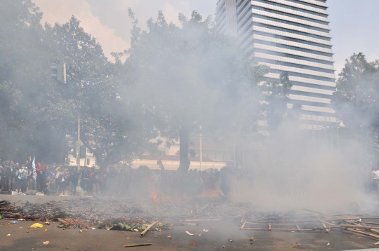 Karangan bunga api untuk Ahok-Djarot