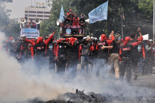 Karangan bunga api untuk Ahok-Djarot