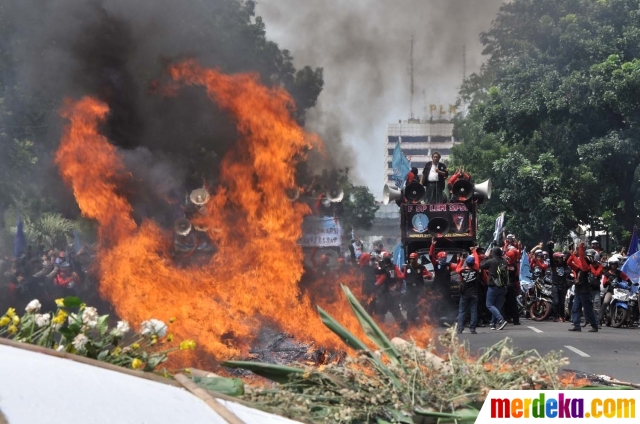 Foto : Karangan bunga api untuk Ahok-Djarot| merdeka.com
