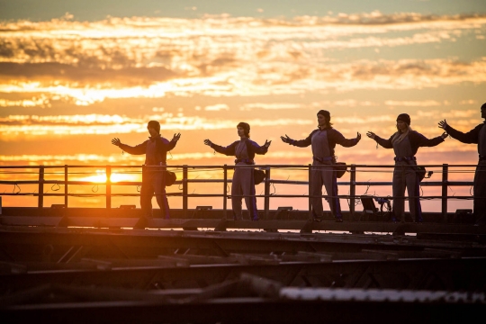 Aksi menegangkan berlatih Tai Chi di puncak Jembatan Sydney Harbour