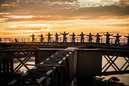 Aksi menegangkan berlatih Tai Chi di puncak Jembatan Sydney Harbour