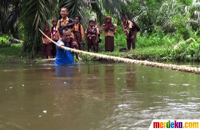 7100 Gambar Anak Sekolah Menyeberang Sungai HD