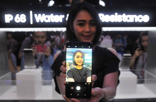 Dian Sastro bersama model cantik perkenalkan S8 & S8+ di Jakarta