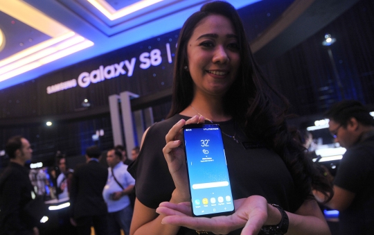 Dian Sastro bersama model cantik perkenalkan S8 & S8+ di Jakarta