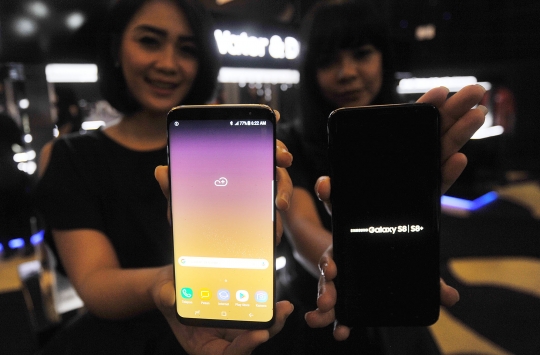 Dian Sastro bersama model cantik perkenalkan S8 & S8+ di Jakarta