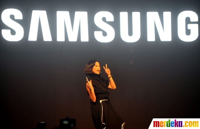 Foto : Dian Sastro bersama model cantik perkenalkan S8 