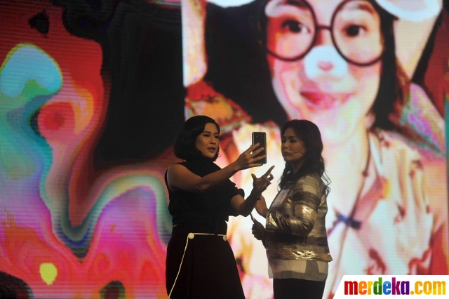 Foto Dian Sastro bersama model cantik perkenalkan S8 