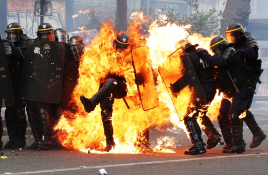 Momen mendebarkan polisi di Paris terbakar bom molotov buruh