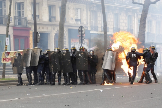 Momen mendebarkan polisi di Paris terbakar bom molotov buruh