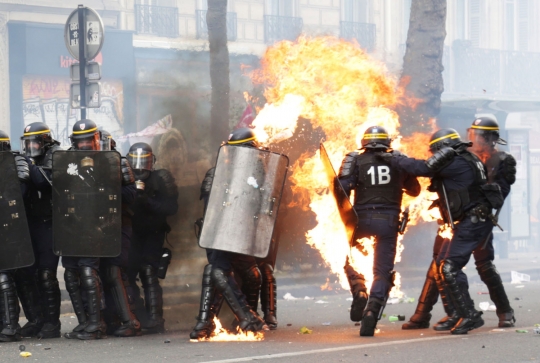 Momen mendebarkan polisi di Paris terbakar bom molotov buruh