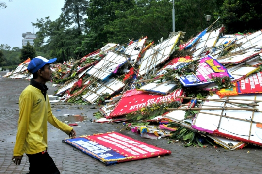 Sampah karangan bunga Ahok menumpuk di Monas