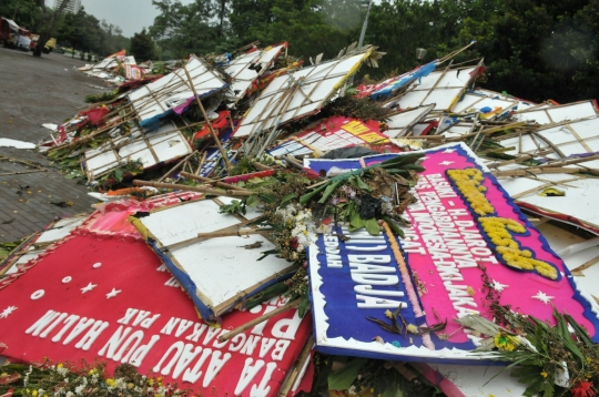 Sampah karangan bunga Ahok menumpuk di Monas