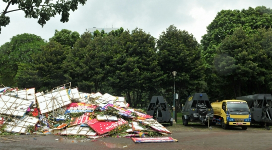 Sampah karangan bunga Ahok menumpuk di Monas