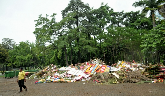 Sampah karangan bunga Ahok menumpuk di Monas