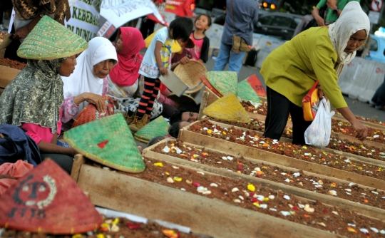 Aksi warga Telukjambe kubur diri di depan Istana