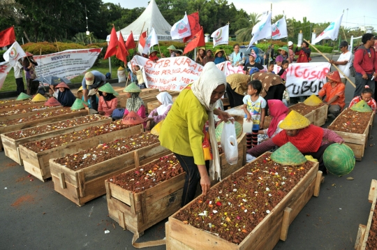 Aksi warga Telukjambe kubur diri di depan Istana