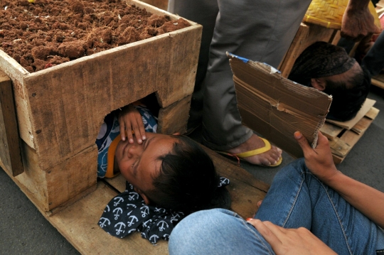 Aksi warga Telukjambe kubur diri di depan Istana