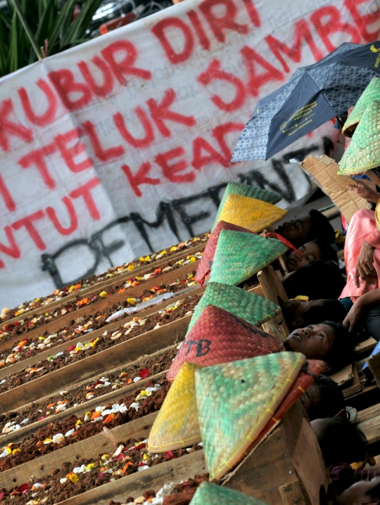 Aksi warga Telukjambe kubur diri di depan Istana