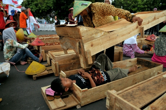 Aksi warga Telukjambe kubur diri di depan Istana