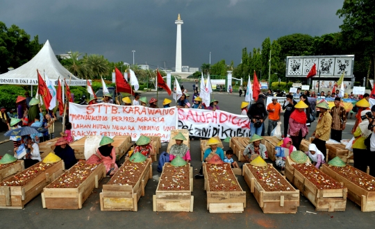 Aksi warga Telukjambe kubur diri di depan Istana