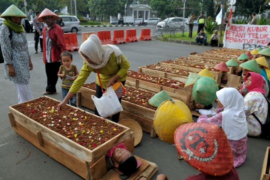 Aksi warga Telukjambe kubur diri di depan Istana